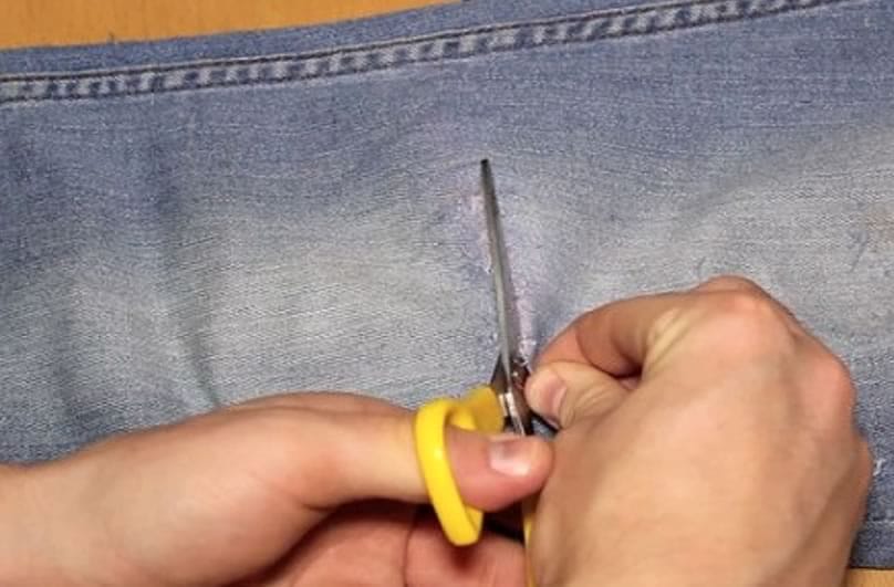 How to Make Jeans With Holes - Cut the hole with scissors