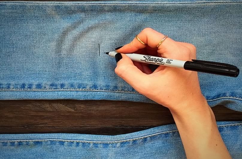 How to Make Jeans With Holes - Use a marker